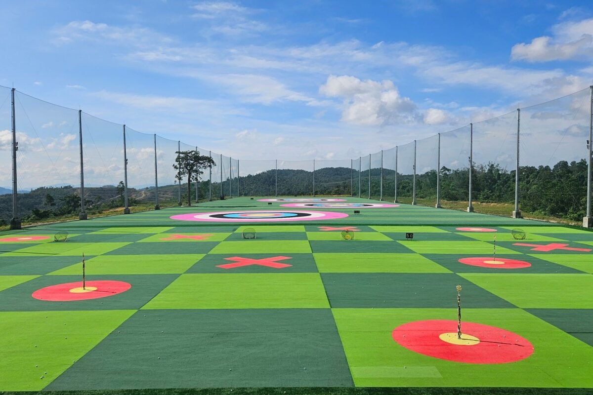 A multi target driving range with coloured landing zones